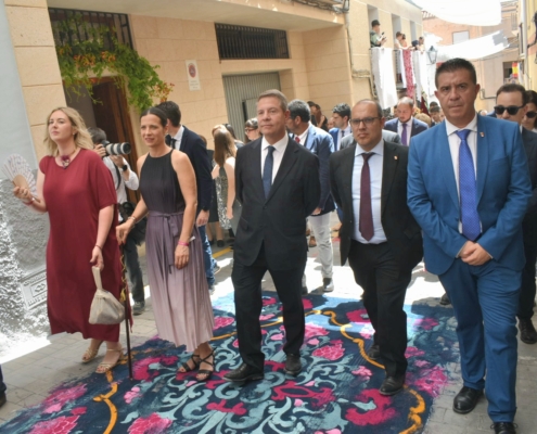 CABAÑERO SUBRAYA QUE LAS ALFOMBRAS DE SERRÍN TRANSFORMAN ELCHE DE LA SIERRA EN “UN GRAN MUSEO DE ARTE EFÍMERO AL AIRE LIBRE” A UN PASO DE SER PATRIMONIO INMATERIAL DE LA HUMANIDAD