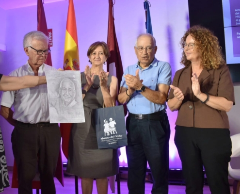 HOMENAJE A LA INFANCIA Y LA DOCENCIA EN EL STAND DE LA DIPUTACIÓN DE ALBACETE DE LA MANO DE AMUNI, QUE HA ENTREGADO SU PREMIO ‘MUNIPOESÍA’