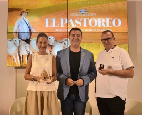 LA TRADICIÓN DE LOS CENCERROS ARTESANALES DE ALMANSA INAUGURA EL ESPACIO ‘EL PASTOREO’ EN EL STAND DE LA DIPUTACIÓN DE ALBACETE EN LA FERIA