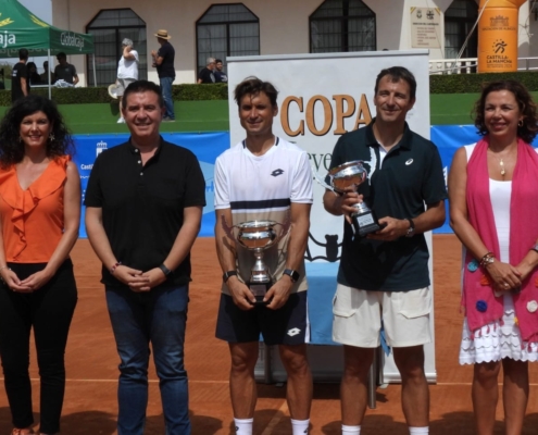 DAVID FERRER RECIBE DE MANOS DE CABAÑERO LA III COPA LEYENDAS CON LLENO ABSOLUTO EN EL CLUB TENIS ALBACETE