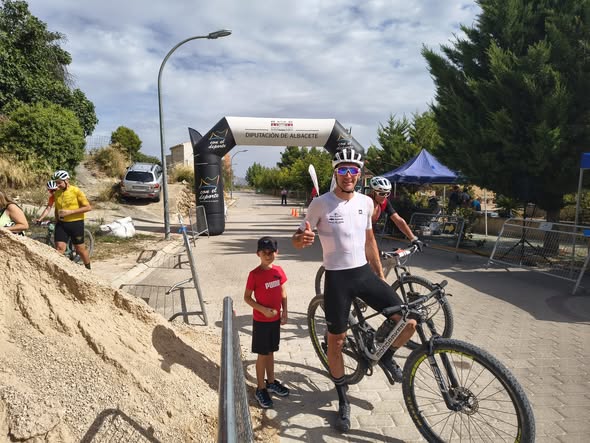 FRANCISCO RUS Y MERITXELL FALOMIR GANAN LA IX CARRERA BTT DE FÉREZ