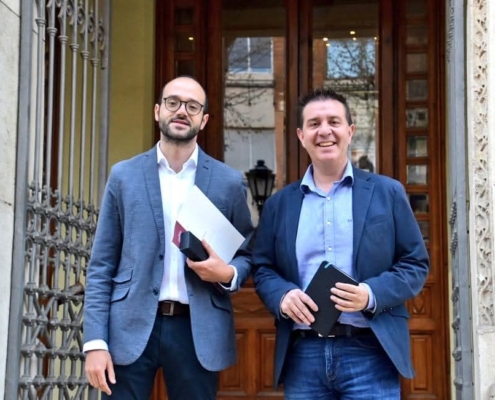 EL GOBIERNO DE CABAÑERO PONE A DISPOSICIÓN DE LOS AYUNTAMIENTOS MÁS DE 15.000 SILLAS Y CERCA DE 2.000 MESAS PLEGABLES, REFORZANDO EL DESARROLLO DE SUS ACTIVIDADES LOCALES