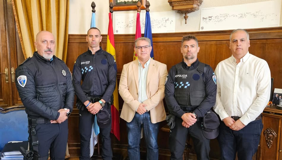 EL ALCALDE DE HELLÍN DA LA BIENVENIDA A DOS NUEVOS AGENTES DE LA POLICÍA LOCAL