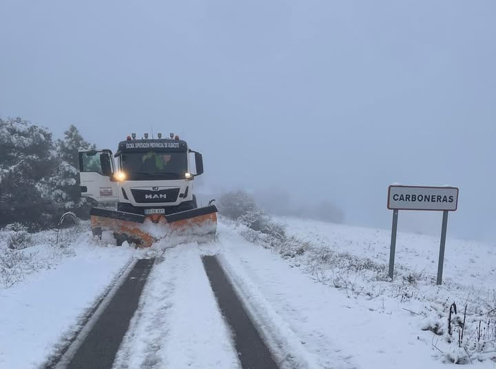 LA DIPUTACIÓN DE ALBACETE REFUERZA LOS TRABAJOS DE VIALIDAD INVERNAL ANTE LAS NEVADAS REGISTRADAS EN LA SIERRA ALBACETEÑA