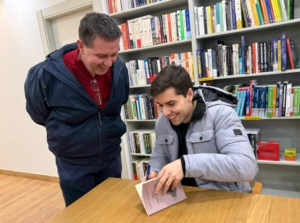 EL PRESIDENTE DE LA DIPUTACIÓN ACOMPAÑA A JESÚS CUTANDA EN LA PRESENTACIÓN DE ‘ABRIL ENTRE LOS DEDOS’ EN LA LIBRERÍA POPULAR