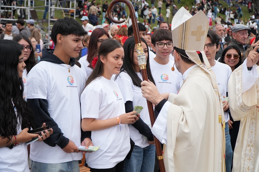 EL CARDENAL COBO, EN LA MISA DE LA PRADERA DE SAN ISIDRO: «¿QUÉ NECESITA DE VERDAD MADRID? ¿MÁS RUIDO O MÁS ALMA? ¿MÁS ENFRENTAMIENTO O MÁS VECINOS CAPACES DE MIRARSE COMO HERMANOS?»