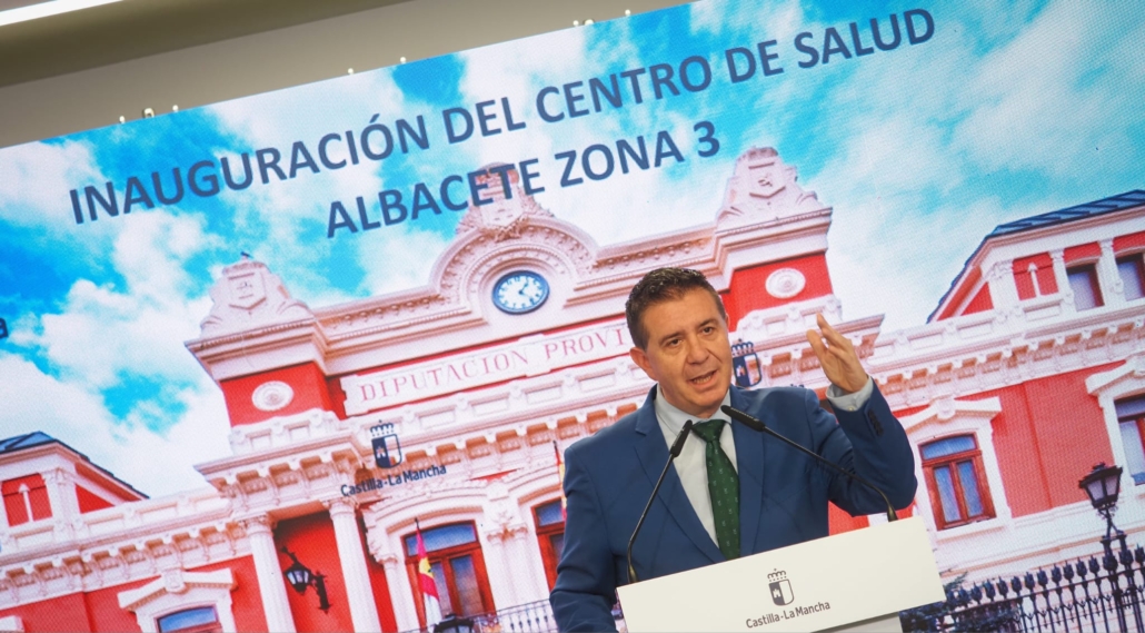 GONZÁLEZ SUBRAYA QUE EL CICLO DE CONFERENCIAS DE ALUEX HACE FRENTE A LA DESINFORMACIÓN Y LA SOLEDAD NO DESEADA MEDIANTE “CONOCIMIENTO DE CALIDAD”