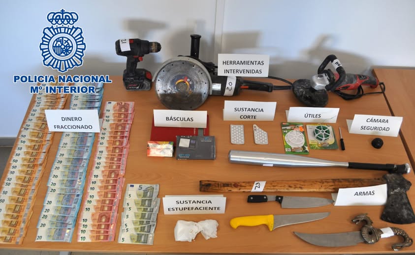 EN HELLÍN, LA POLICÍA NACIONAL DETIENE A TRES PERSONAS Y DESARTICULA DOS PUNTOS DE VENTA DE DROGA