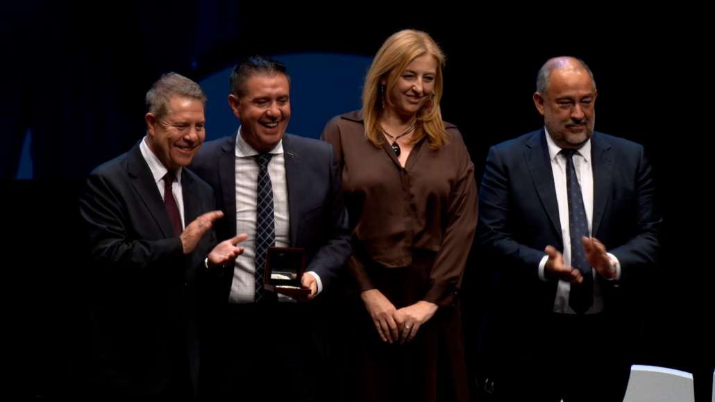 LA UCLM RECONOCE A LA DIPUTACIÓN DE ALBACETE EN LA GALA DE SU 40º ANIVERSARIO POR UNA ALIANZA QUE LLEVA CONOCIMIENTO, CIENCIA, OPORTUNIDADES Y FUTURO AL TERRITORIO