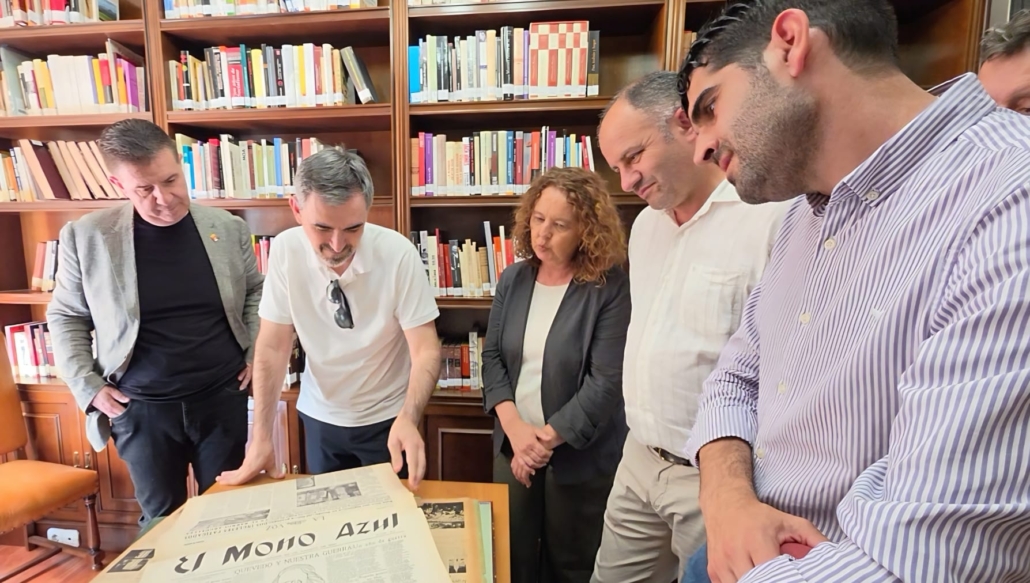 CABAÑERO MUESTRA A IGNACIO ESCOLAR LAS ‘JOYAS’ DOCUMENTALES DE LA DIPUTACIÓN EN UN ENCUENTRO DONDE HA REIVINDICADO EL PERIODISMO COMO ESCUDO DEMOCRÁTICO