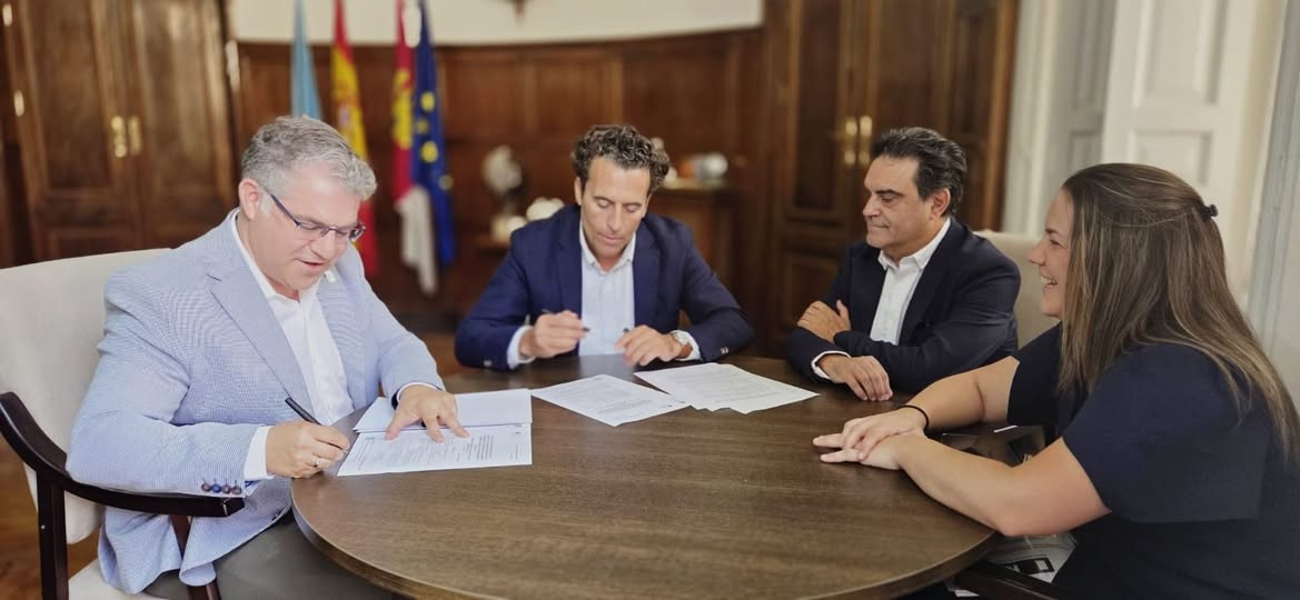 HOY SE HA FIRMADO EL NUEVO CONTRATO DE RECOGIDA DE BASURAS Y LIMPIEZA VIARIA PARA TENER UN HELLÍN MÁS LIMPIO