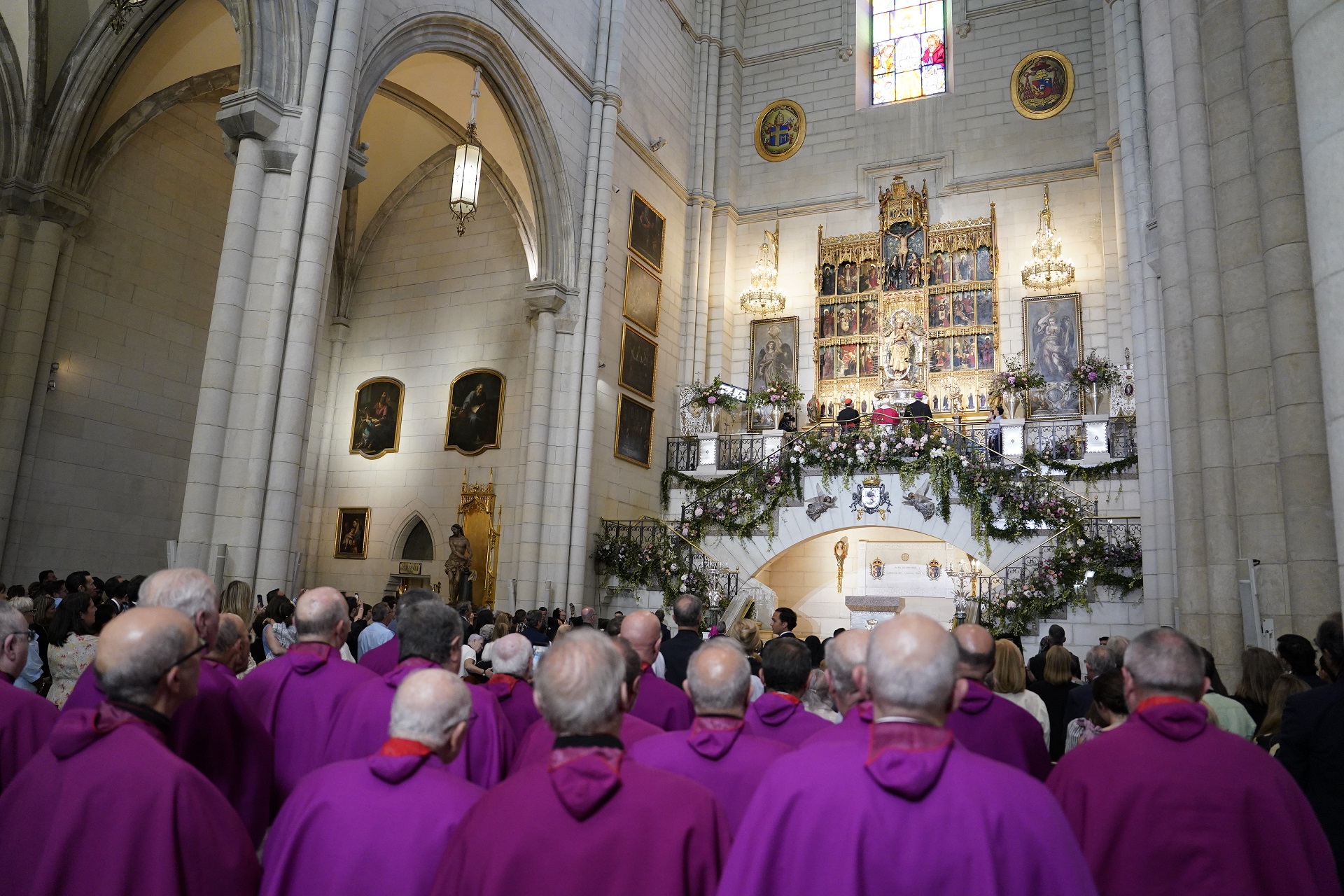 EMOCIÓN CONTENIDA EN LA ALMUDENA AL VER AL PAPA LEÓN ENTREGAR LA ROSA DE ORO A LA VIRGEN, «EL MÁXIMO SIGNO DE CARIÑO QUE UN PAPA PUEDE TENER CON LA VIRGEN»