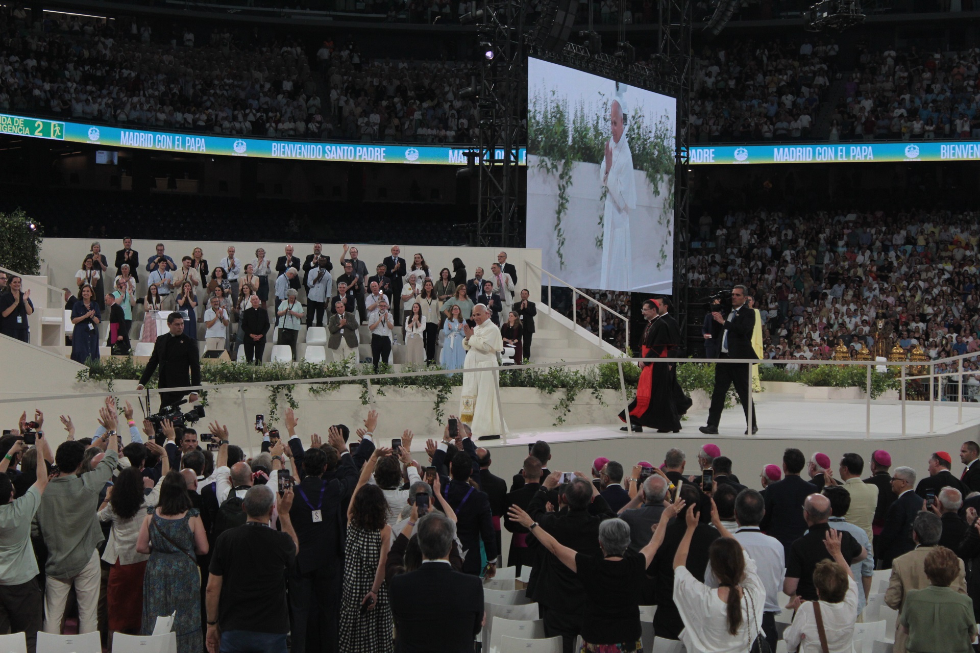 EL PAPA LEÓN XIV SE RINDE A LA IGLESIA DIOCESANA EN EL ESTADIO BERNABÉU: «DON JOSÉ, HOY LA IGLESIA DE MADRID HA HECHO UN GOLAZO»