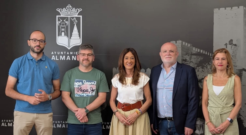 VALERA DESTACA EN ALMANSA LA COLABORACIÓN INSTITUCIONAL COMO CLAVE PARA SEGUIR REFORZANDO LA ATENCIÓN A LAS PERSONAS MAYORES Y DEPENDIENTES