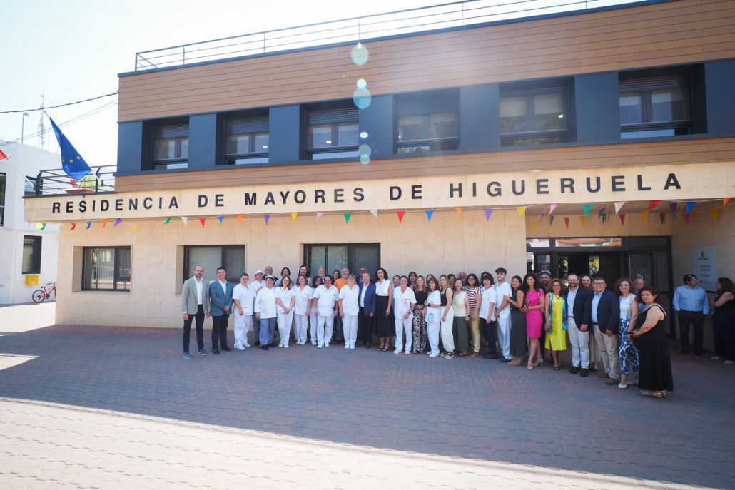 EL PRESIDENTE PROVINCIAL PONE EN VALOR EN HIGUERUELA LAS INVERSIONES QUE PERMITEN QUE LAS PERSONAS MAYORES SIGAN VIVIENDO CON CALIDAD EN SUS PUEBLOS