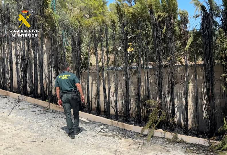 LA GUARDIA CIVIL DE ALBACETE AUXILIA A UNA PERSONA ATRAPADA EN SU DOMICILIO POR UN INCENDIO