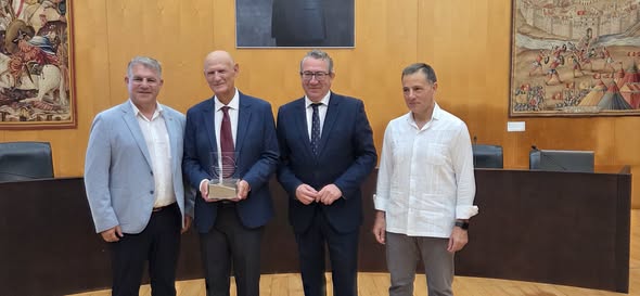 EL ALCALDE DE HELLÍN ACOMPAÑA EN BENIDORM AL CIENTÍFICO HELLINERO JUAN CARLOS IZPISÚA BELMONTE DURANTE LA ENTREGA DE LA ‘DISTINCIÓN EUROPA’