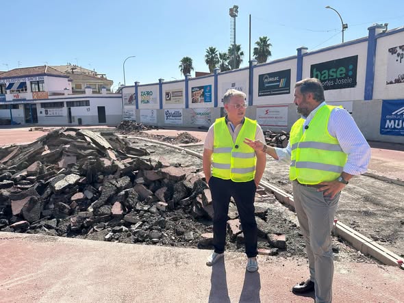 VISITA LAS OBRAS DE REMODELACIÓN DE LAS PISTAS DE ATLETISMO DE HELLÍN, JUNTO AL ALCALDE MANUEL SERENA